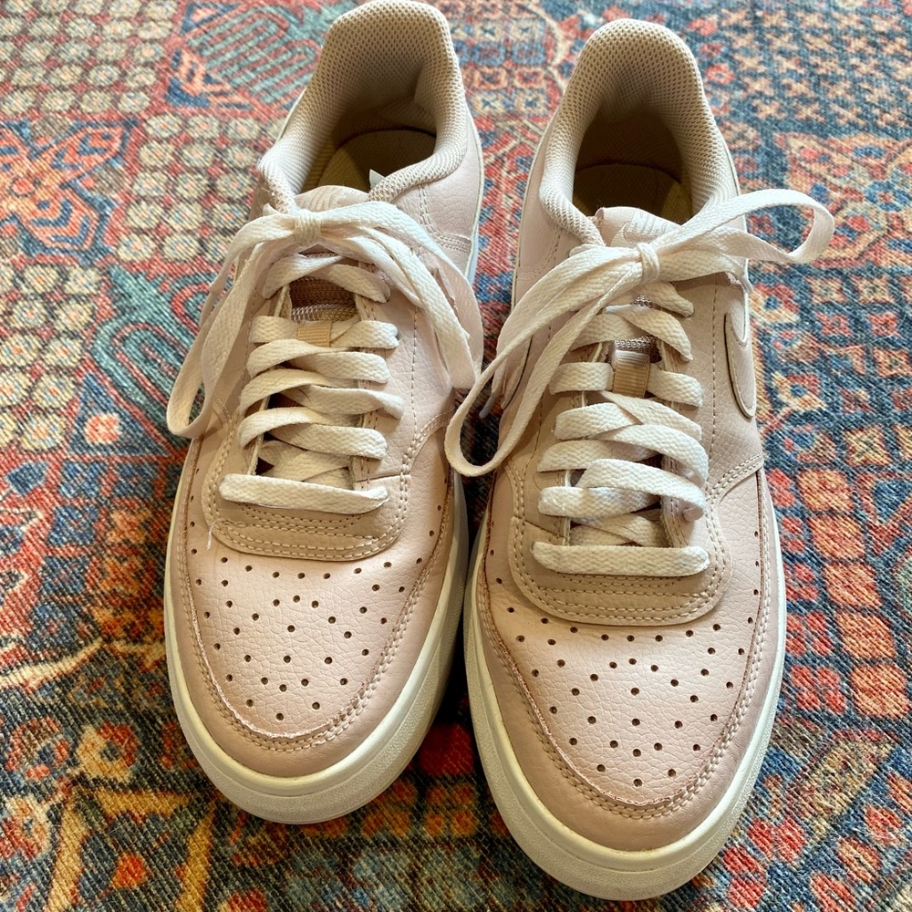 Nike Women’s Size 9.5 Alta Court Vision Sneakers in Light Pink-Good condition